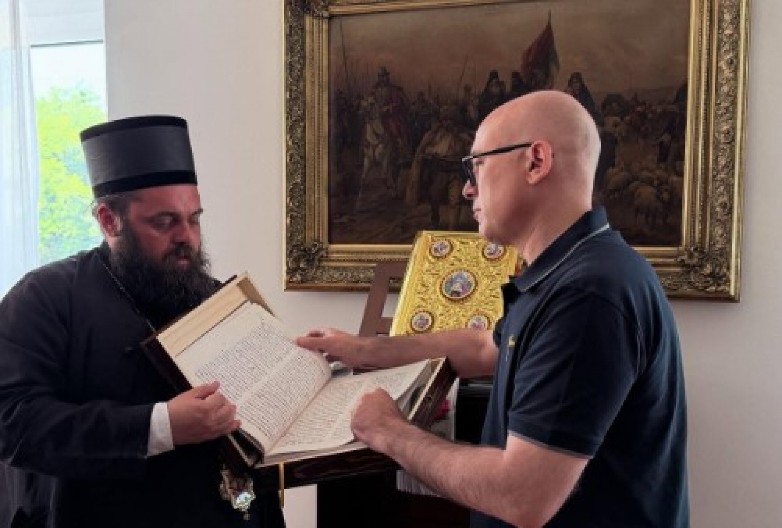LIDER SNS VUČEVIĆ POSETIO SRPSKI MANASTIR NA DALJ PLANINI Pogledajte kakvu relikviju je poklonio episkopu osečkopoljskom i baranjskom Heruvimu