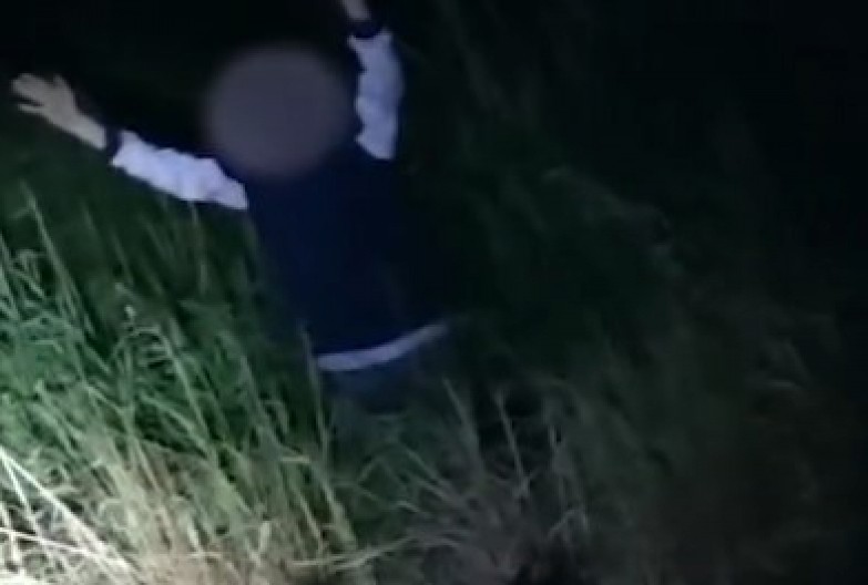 LOPOV RAZBIO PROZOR I POBEGAO, USLEDILA FILMSKA POTERA Jurio kroz blato i travu, a onda je jednom rečenicom šokirao inspektore! (VIDEO)