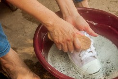 IZGLEDAĆE KAO DA STE IH JUČE KUPILI  Prljave patike zabeleće se za 5 minuta pomoću samo 1 sastojka iz kuhinje