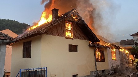VELIKI POŽAR U PRIBOJU UMALO OKONČAN TRAGEDIJOM Komšinica trčala po naselju i budila ljude, ovo im je spasilo živote