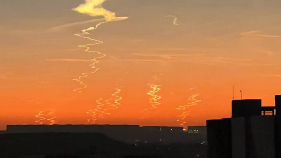 POJAVILI SE NEOBIČNI SVETLEĆI OBJEKTI, LJUDI ZAČUĐENO GLEDAJU U NEBO Sve se dešavalo u jezovom trenutku, dok traje strašna borba!