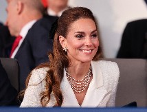 KEJT MIDLTON NIKAD LEPŠA Zablistala na svečanosti, a tek kad vidite ćerku, Srpkinje pojurile da nabave ovu haljinu za svoju decu