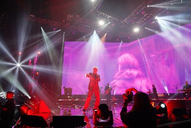 IMA MILIONE, A VOZI BICIKL Dok njegove kolege menjaju luksuzne automobile, pevač živi skromnim životom, a najbogatiji je na estradi!