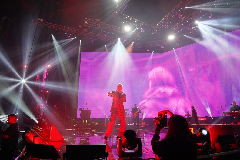 IMA MILIONE, A VOZI BICIKL Dok njegove kolege menjaju luksuzne automobile, pevač živi skromnim životom, a najbogatiji je na estradi!