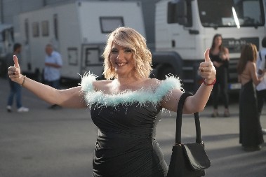 JELENA GOLUBOVIĆ DOŠLA NA FINALE FARME U ŠOK IZDANJU Utegla se u haljinu, pokazala gole noge, prisutni zanemeli (FOTO)