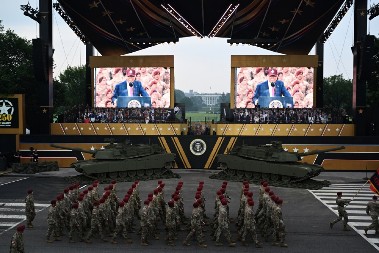 AMERIKA NA NOGAMA Tramp na vojnoj paradi: Svaka zemlja slavi svoje pobede, vreme da to učine i SAD