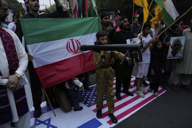 CRVENO KAO KRV! U Iranu okačena zastava osvete, 6. put za više hiljada godina! Džihad je počeo!