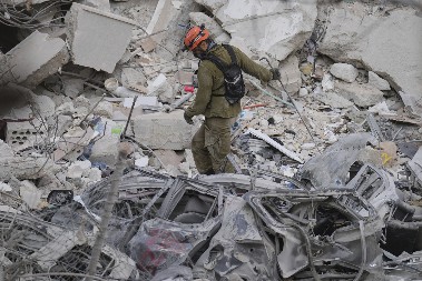 NOVI TALAS NAPADA NA IZRAEL! Osmoro ljudi poginulo u bombardovanju, jedna od žrtava vađena iz ruševina