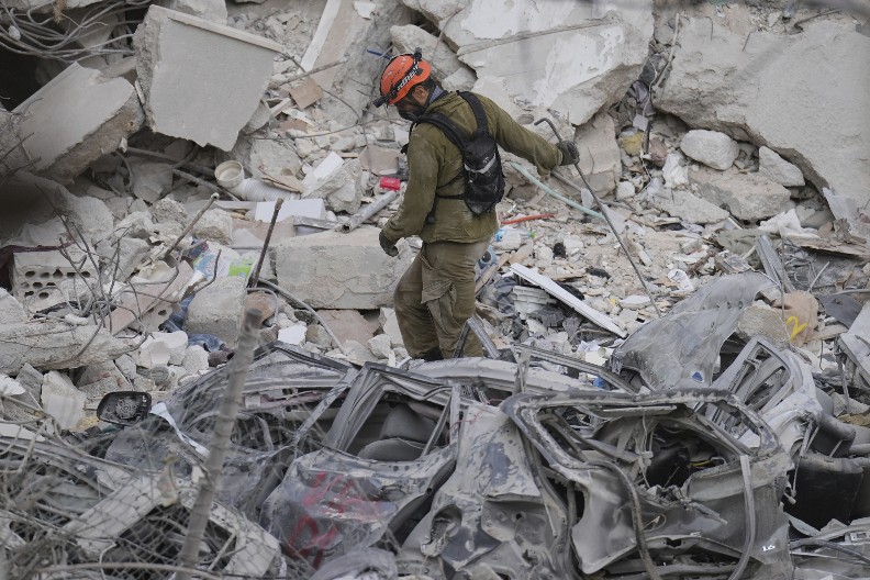 NOVI TALAS NAPADA NA IZRAEL! Osmoro ljudi poginulo u bombardovanju, jedna od žrtava vađena iz ruševina