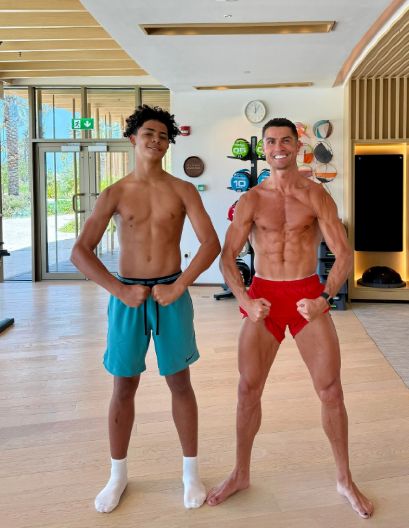 RONALDO OBJAVIO SLIKU SA SINOM Jedan detalj je sve ostavio u šoku