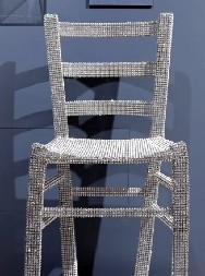 HAOS U MUZEJU Pokušao da sedne na kristalnu stolicu pa je polomio -  usledilo je nešto neverovatno, kamera sve snimila