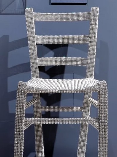 HAOS U MUZEJU Pokušao da sedne na kristalnu stolicu pa je polomio -  usledilo je nešto neverovatno, kamera sve snimila