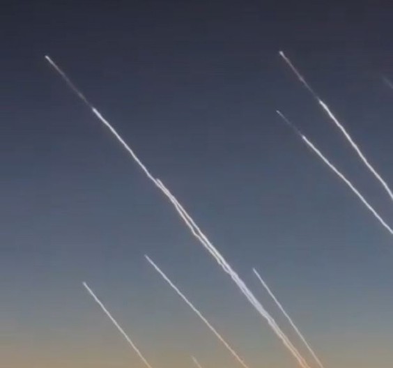 ROJEVE RAKETA SNIMIO IZ PUTNIČKOG AVIONA! Krenuo za Dubai, kada je pogledao kroz prozor, video je najveći napad! (VIDEO)