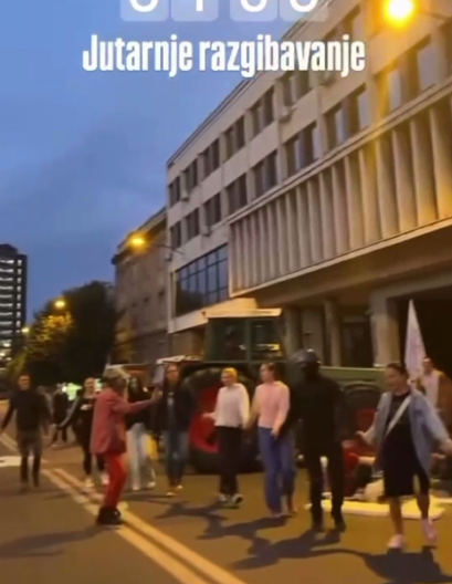 SRAMOTA! Blokaderi blokirali centar Novog Sada i igraju kolo! (VIDEO)