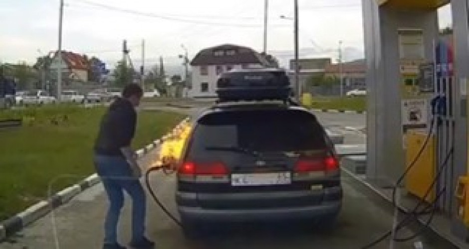 VEJPOM POKUŠAO DA UBIJE BUBU, PA ZAPALIO AUTO Neverovatan snimak iz Rusije (VIDEO)