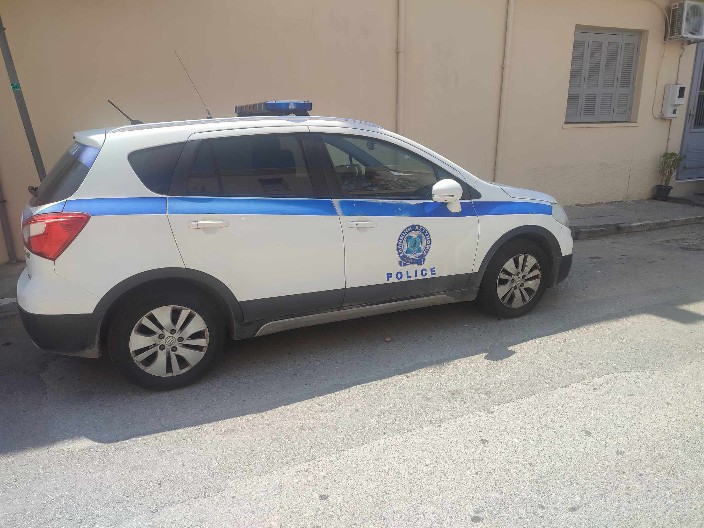 PLAČ BEBE ODZVANJAO SA TERASE Uhapšeni roditelji iz pakla, policija začula jezive krike sa 4. sprata!