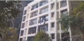 STUDENTI VRIŠTE I SKAČU SA BALKONA, IZA NJIH KULJA CRNI DIM Novi snimak nakon pada aviona u Indiji (VIDEO)