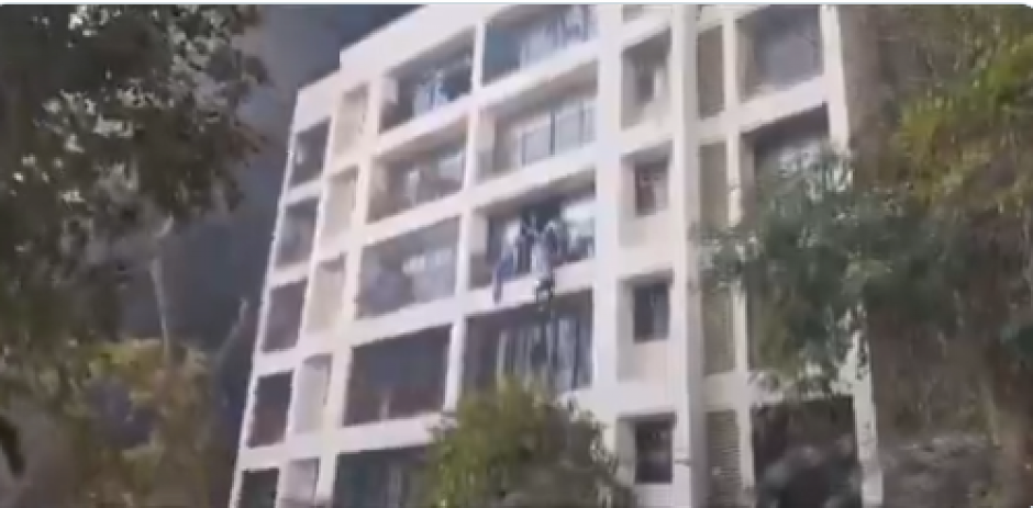 STUDENTI VRIŠTE I SKAČU SA BALKONA, IZA NJIH KULJA CRNI DIM Novi snimak nakon pada aviona u Indiji (VIDEO)