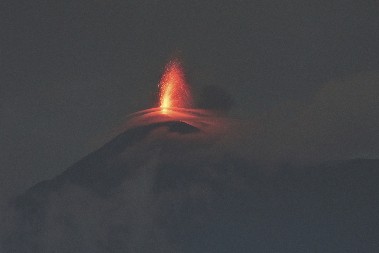 GROTLO JE PRORADILO Otkazani letovi za Bali, buktinja para nebo