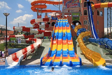 SAVRŠEN BEG OD VRUĆINE: Akva parkovi širom Srbije nude osveženje koje se pamti – tobogani, bazeni i lud provod bez kraja!