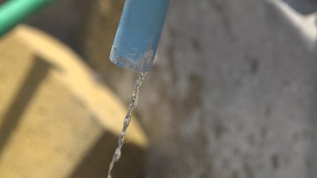 "KOMŠIJA NAM ZAVRNE VODU, A JA IMAM MALU DECU U KUĆI..." Marija više ne može da ćuti, ovo traje danima