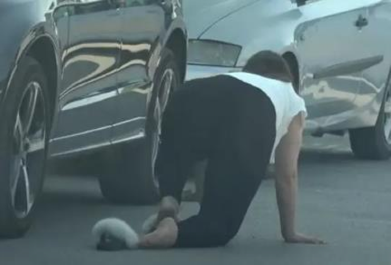 UZNEMIRUJUĆI SNIMCI MILJANE KULIĆ Valja se po ulici, otac Siniša jedva je obuzdao