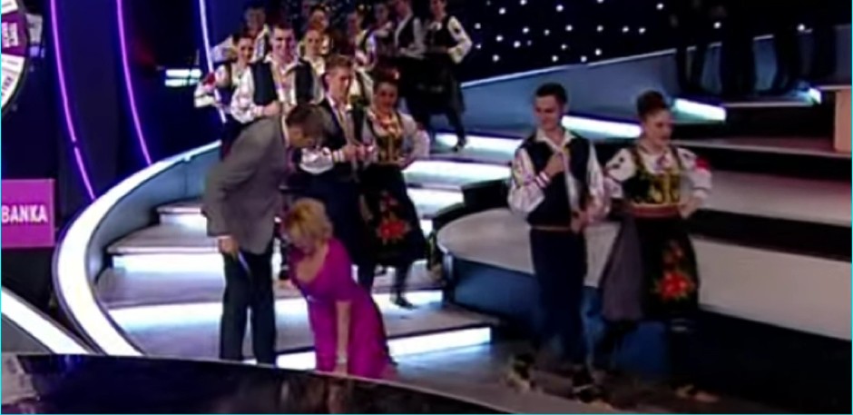 PALA UŽIVO U PROGRAMU I POLOMILA NOGE Potresan snimak obišao Srbiju, voditeljka kuka iz sveg glasa (VIDEO)