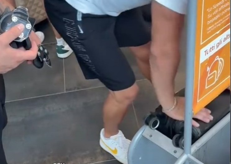 DA LI JE OVAJ ČOVEK NORMALAN? Hteo da prevari avio-kompaniju kako bi uštedeo, njegov suludi potez izazvao OPŠTI HAOS na mrežama! (VIDEO)