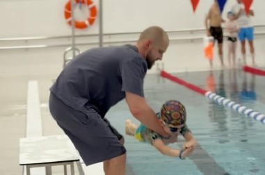 "TO SE ZOVE LJUBAV PREMA POSLU!" Trener uradio NEŠTO NEVEROVATNO da bi dete naučilo da pliva – TRENUTAK KOJI JE RAZNEŽIO MILIONE! (VIDEO)