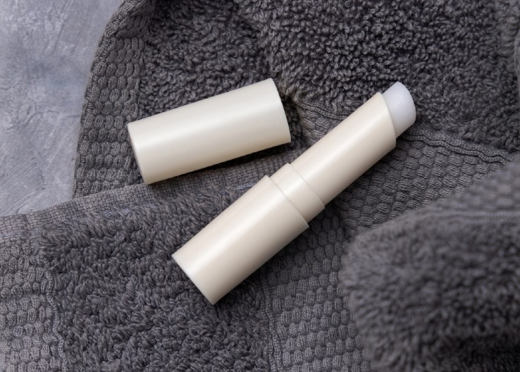 BALZAM ZA USNE VAM JE UNIŠTIO ODEĆU? Ne očajavajte, evo kako da za tili čas uklonite masne fleke