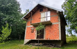 Kuća od 17.500 evra čeka svog vlasnika: Okružena šumom, a na 8 km veliki srpski grad