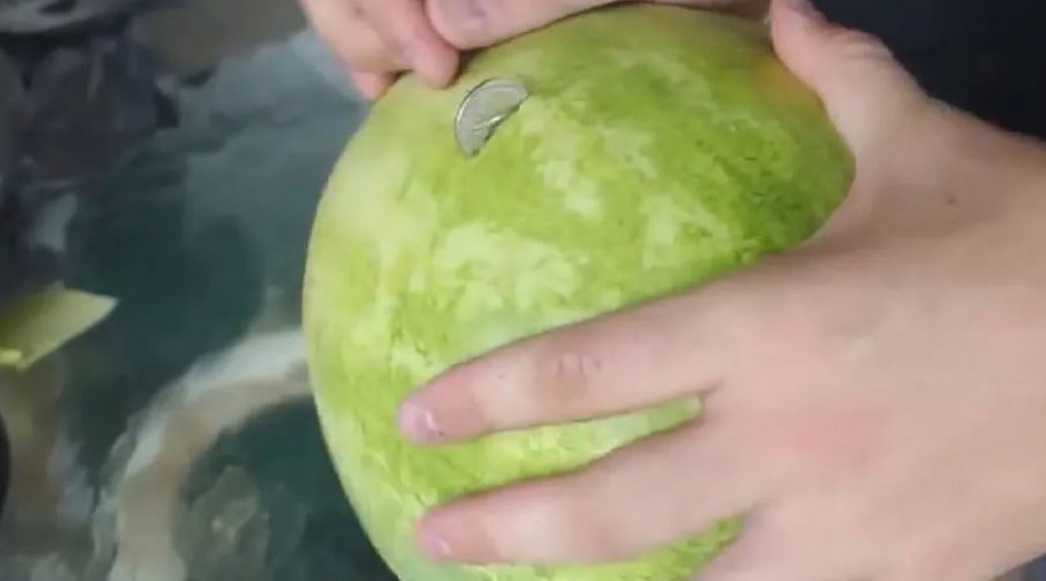 KAKO DA ISEČETE LUBENICU POMOĆU NOVČIĆA OD 5 DINARA Trik koji će oduševiti vaše prijatelje