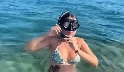 IZAŠLA IZ MORA I POČELA DA VRIŠTI Trudnica u panici, kad je videla šta joj se zalepilo za stomak, umalo se onesvestila od šoka! (VIDEO)