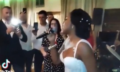 AMERIKANKA ZAPEVALA "VIDOVDAN" USRED CRKVE Cela sala u suzama, a kada čujete KO je ova žena – neće vam biti dobro! (VIDEO)