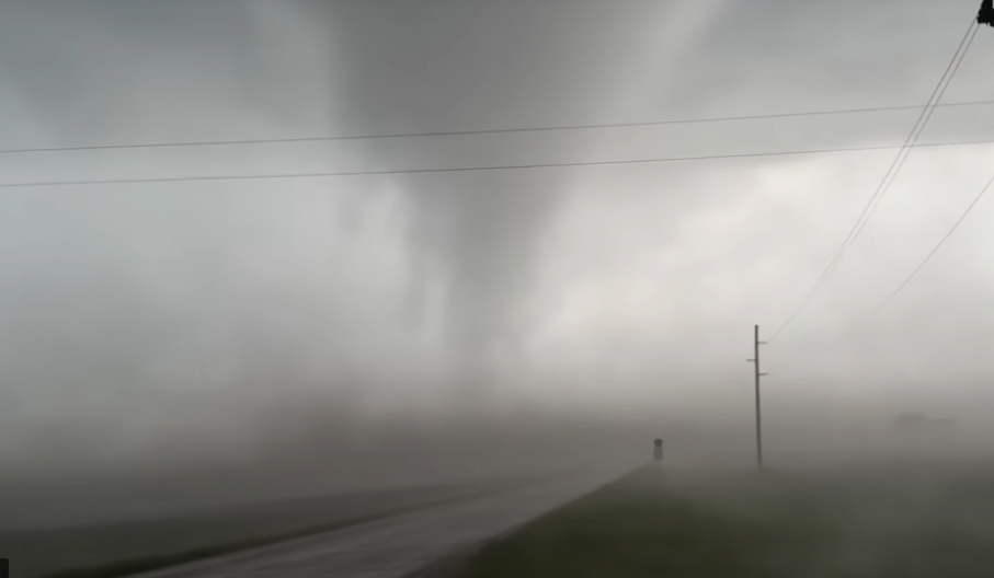 TORNADO PRAVI PUSTOŠ, IMA MRTVIH Jezivo nevreme, gledajte kako nosi sve pred sobom (VIDEO)