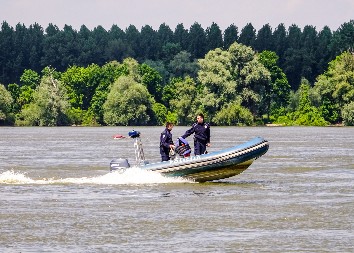 ZAPALIO SE ČAMAC NA JEZERU MEĐUVRŠJE, BRAČNI PAR SE SPASAO SKOKOM U VODU Vatrogasci i policija ugasili požar kod Čačka