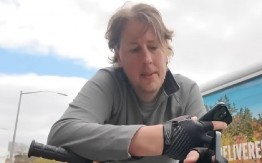 OVOM DEČKU SAOBRAĆAJNA GUŽVA IDE NA RUKU Zarađuje 100.000 dolara, koristi telefon i oštro oko (VIDEO)