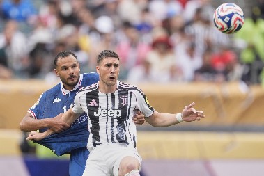 UGLAVNOM JE NA KLUPI, ALI GA TRENER HVALI Hrvat oduševljen Vlahovićem