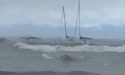 OLUJA PREVRNULA ČAMAC NA JEZERU, LJUDI POKUŠAVALI DA SPASU ŽIVOTE! Osmoro mrtvih (VIDEO)