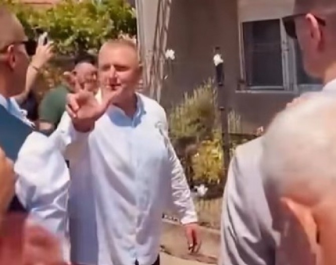 NEVEROVATAN SNIMAK SA SRPSKE SVADBE Umesto da gađa jabuku, mladoženja napravio neviđeni potez – "Bravo, majstore!" (VIDEO)