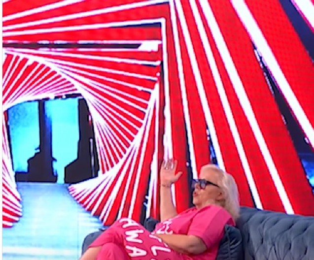 PEVAČICE SE POLIVALE VODOM USRED EMISIJE, HAOS ESKALIRAO, PA LETELE I STOLICE Voditeljka se jedva izvukla, a svađa nastala iz samo jednog razloga