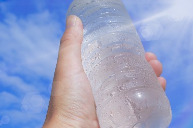 VRUĆINA VAM PRAVI PAKAO U KUĆI? Ovaj genijalni trik za hlađenje Nemci obožavaju, potrebna vam je samo flaša vode!