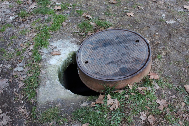 VIC DANA Idu dve babe ulicom i upadnu u rupu...