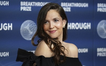 ONA NE ZNA ŠTA JE STARENJE Dru Barimor objavila sliku bez šminke, izgleda kao devojčica, a evo da li je ,,išla pod nož"