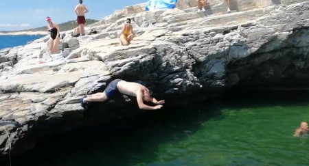 PAKAO NA TASOSU! Skočio u čudo prirode – završio sa smrskanom glavom! TURISTI IGNORIŠU UPOZORENJA! (VIDEO)