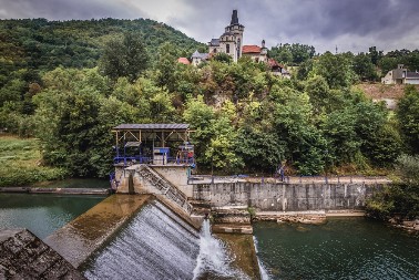 ZA 2.000 DINARA CEO DAN DA JEDETE I PIJETE Prestonica maline nema bazen, ali ima najčistiju reku u Srbiji