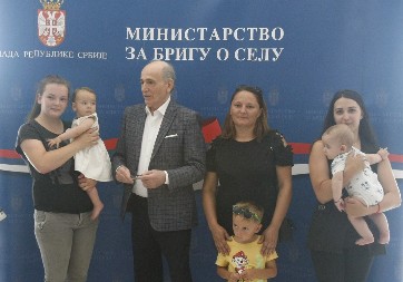 JOŠ 108 MLADIH PORODICA SELI SE NA SELO: “Ovo je program koji menja živote” (FOTO)