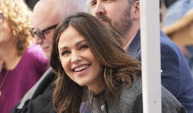 BLUZA O KOJU SE OTIMAJU SRPKINJE Može da se nosi otkopčana i zakopčana, idealna kada je napolju +40, a unutra ciča zima