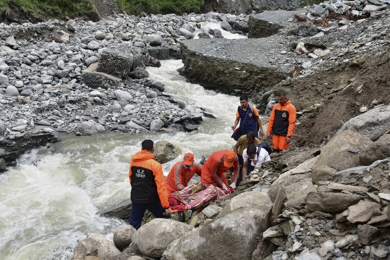 STRAVIČNE POPLAVE ODNELE TRI ŽIVOTA Voda nosi sve pred sobom, više od 20 ljudi nestalo!