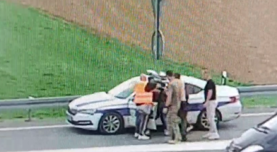 JEZIVO! OVAKO JE UHAPŠENI BLOKADER RANIJE DIVLJAČKI NASRNUO NA POLICAJCA: Pogledajte šta radi Ivan Matović! (VIDEO)